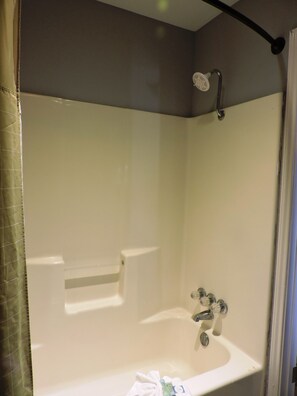 Rom – standard, 2 queensize-senger, røyk | Bad | Kombinert dusj/badekar, toalettartikler (inkludert) og hårføner