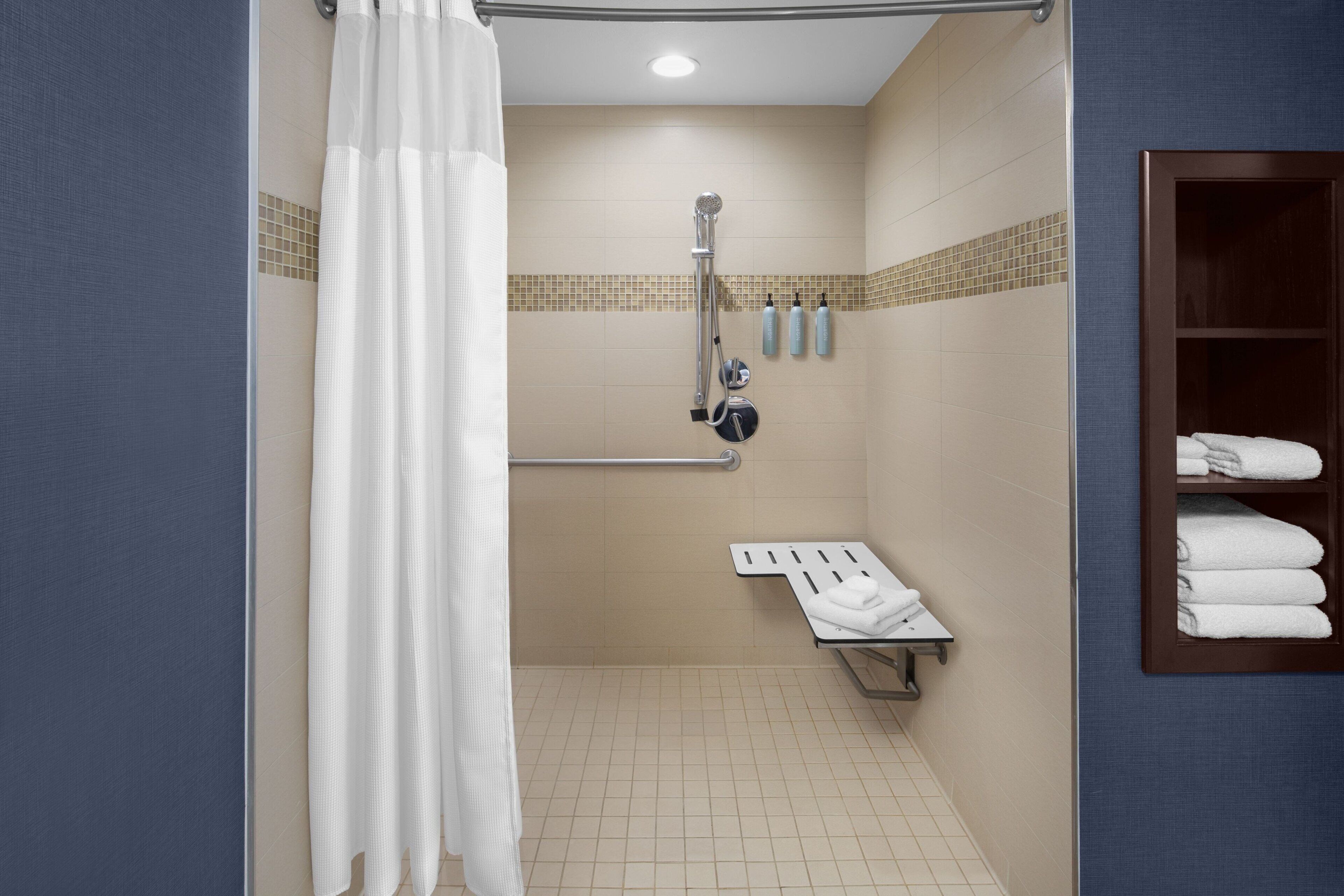 Combined shower/tub, free toiletries, hair dryer, towels