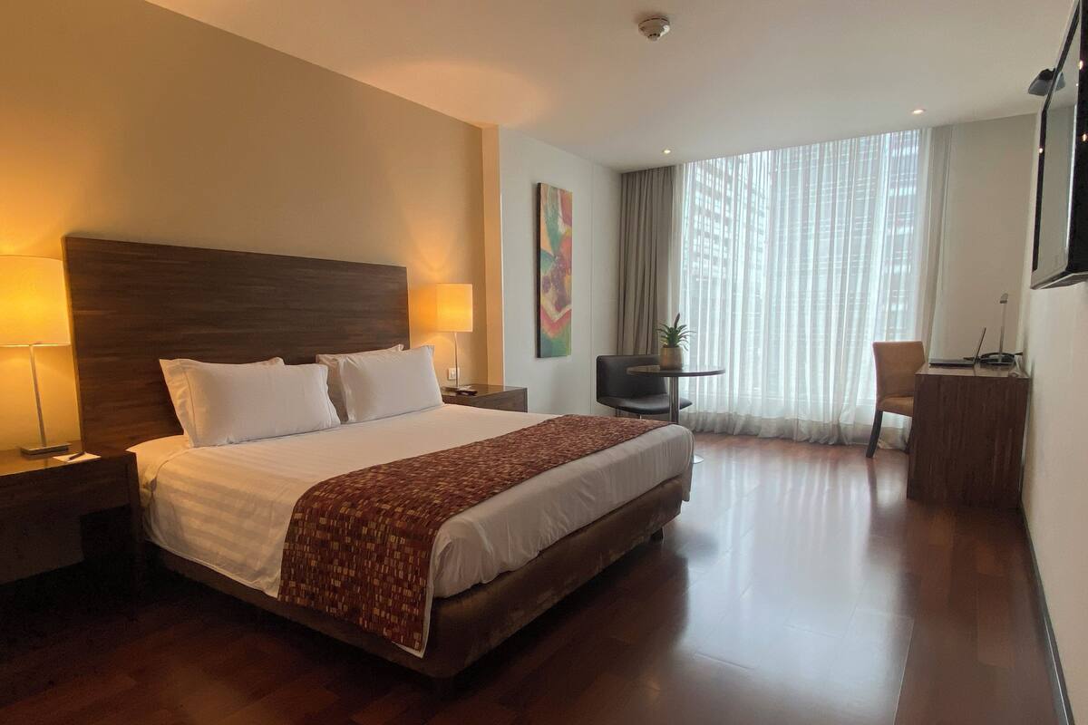 Suite Junior, 1 Tempat Tidur King (Junior Suite King Bed) | Brankas, meja kerja, ruang kerja ramah laptop, dan tirai kedap cahaya