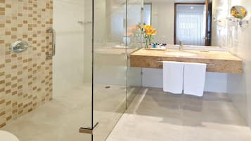 Habitación estándar, 2 camas individuales | Baño | Ducha y cabezal de ducha tipo lluvia