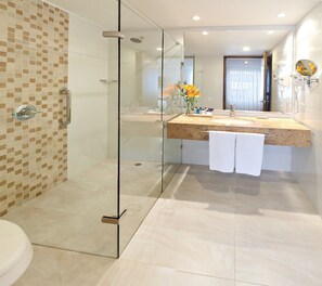 Habitación estándar, 2 camas individuales | Baño | Regadera, regadera tipo lluvia, amenidades de baño gratuitas, toallas 