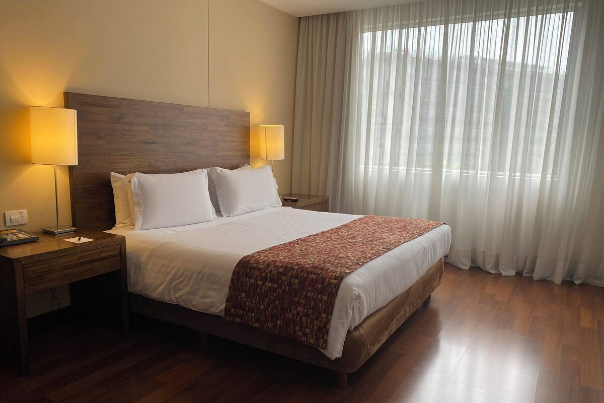Kamar Standar, 1 Tempat Tidur King | Brankas, meja kerja, ruang kerja ramah laptop, dan tirai kedap cahaya