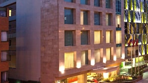 A modern hotel with a prominent 'Estelmar' sign, multiple floors, and a well-lit entrance area. - Hotel Estelar Calle 100 (Bogotá)