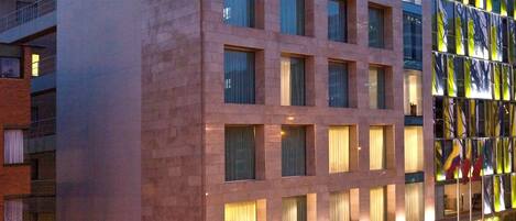 Fachada de la propiedad por la tarde o noche