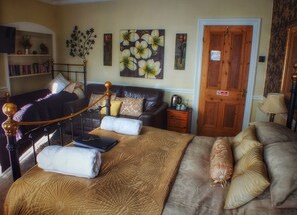 Quarto casal (Larger Room - First Floor) | Wi-Fi de cortesia