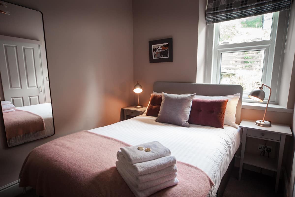 Habitación doble económica | 1 habitación, cortinas blackout, wifi gratis y ropa de cama