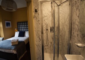 Doppia Standard | Bagno | Doccia, set di cortesia gratuito, asciugacapelli, asciugamani