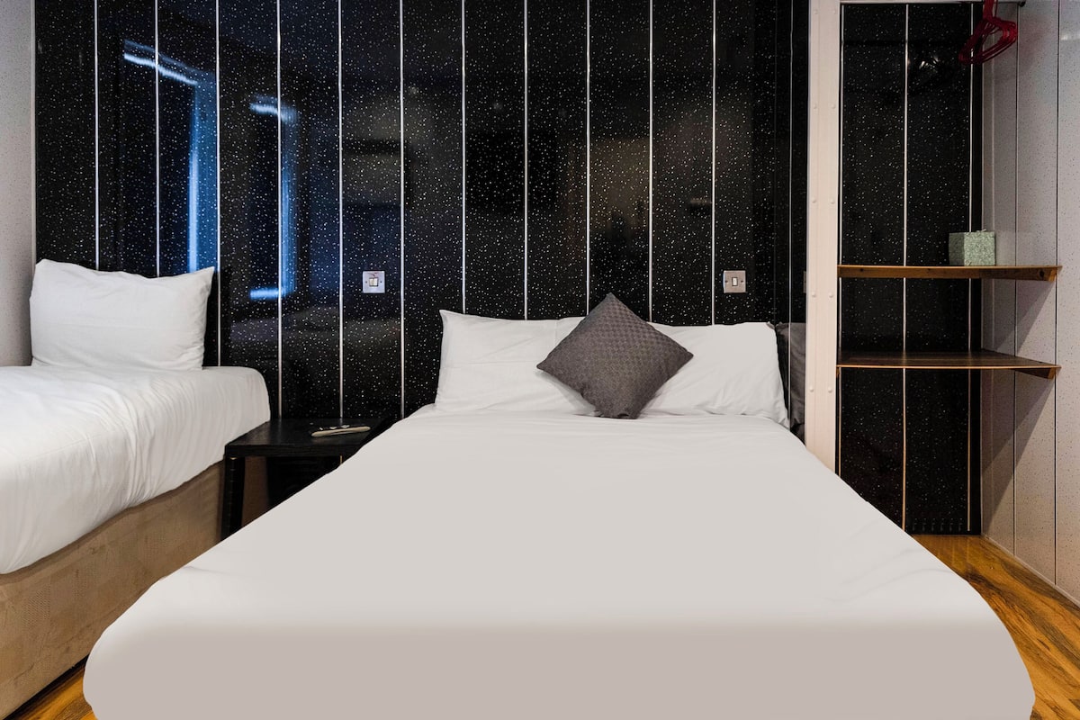 1 bedroom, desk