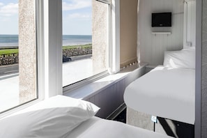 Habitación triple familiar, 1 cama matrimonial y sofá cama | Escritorio