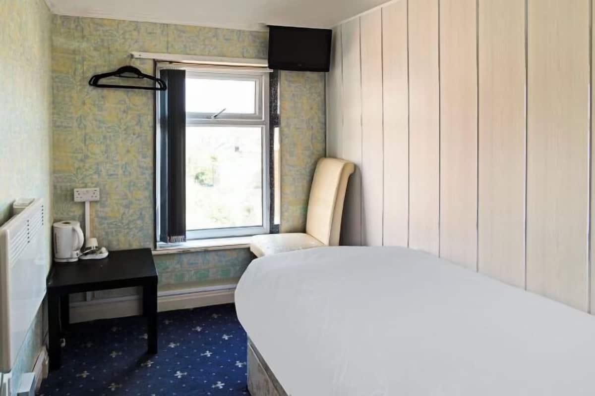 1 quarto, escrivaninha