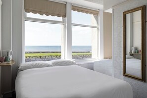 Familien-Dreibettzimmer, 1 Doppelbett und Schlafsofa | Schreibtisch