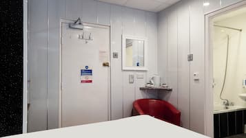 Quarto duplo standard, 2 camas de solteiro | Escrivaninha