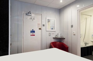 Standard Twin Room, 2 Twin Beds | Desk - Harlands Hotel (Blackpool)