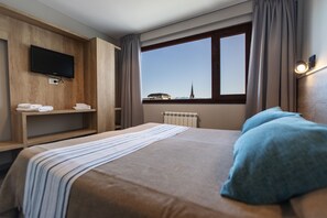 Ropa de cama de alta calidad y caja de seguridad en la habitación 