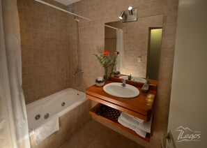 Familienapartment | Badezimmer | Dusche, Regendusche, Haartrockner, Bidet
