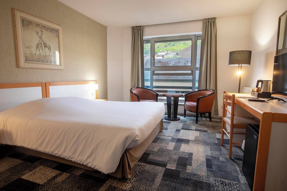 1 bedroom, in-room safe, desk, soundproofing