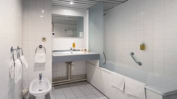 Un baño moderno con lavamanos, bidé y bañera.