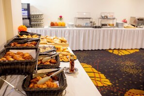 Daily buffet breakfast for a fee - Hotel Paradis (Lourdes)