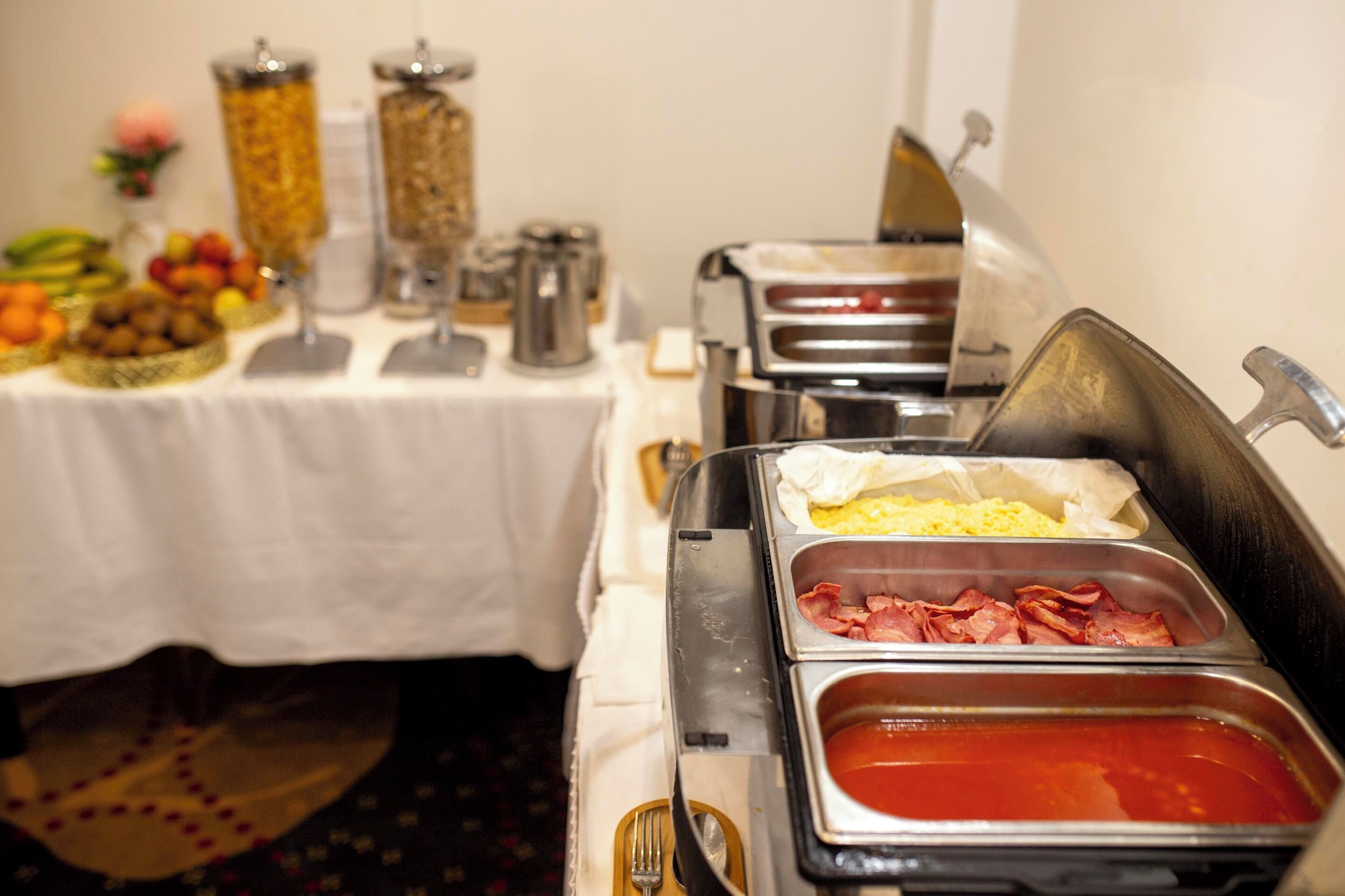 Ein reichhaltiges Buffet mit verschiedenen Speisen und Beilagen.