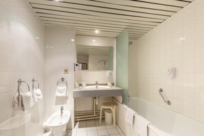 Hair dryer, bidet, towels, soap - Hotel Paradis (Lourdes)