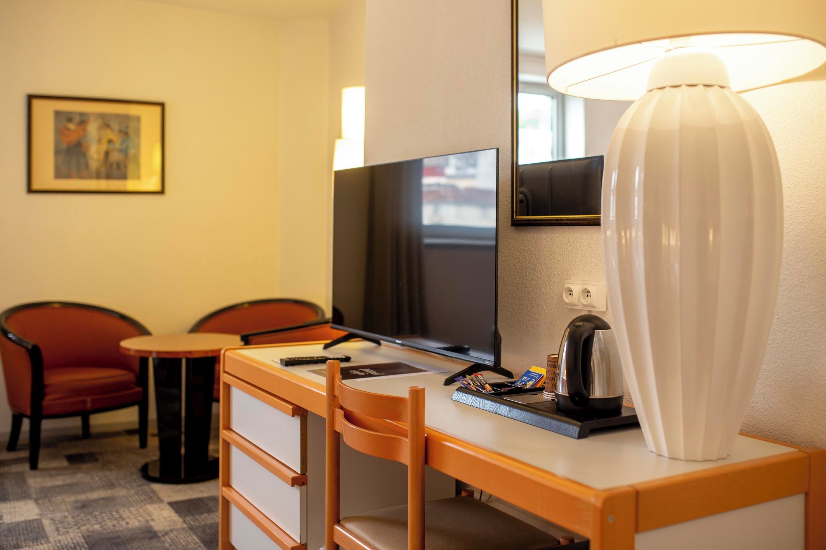 family triple room (2 adultes and 1 enfant) | in-room safe, desk, soundproofing, free wifi