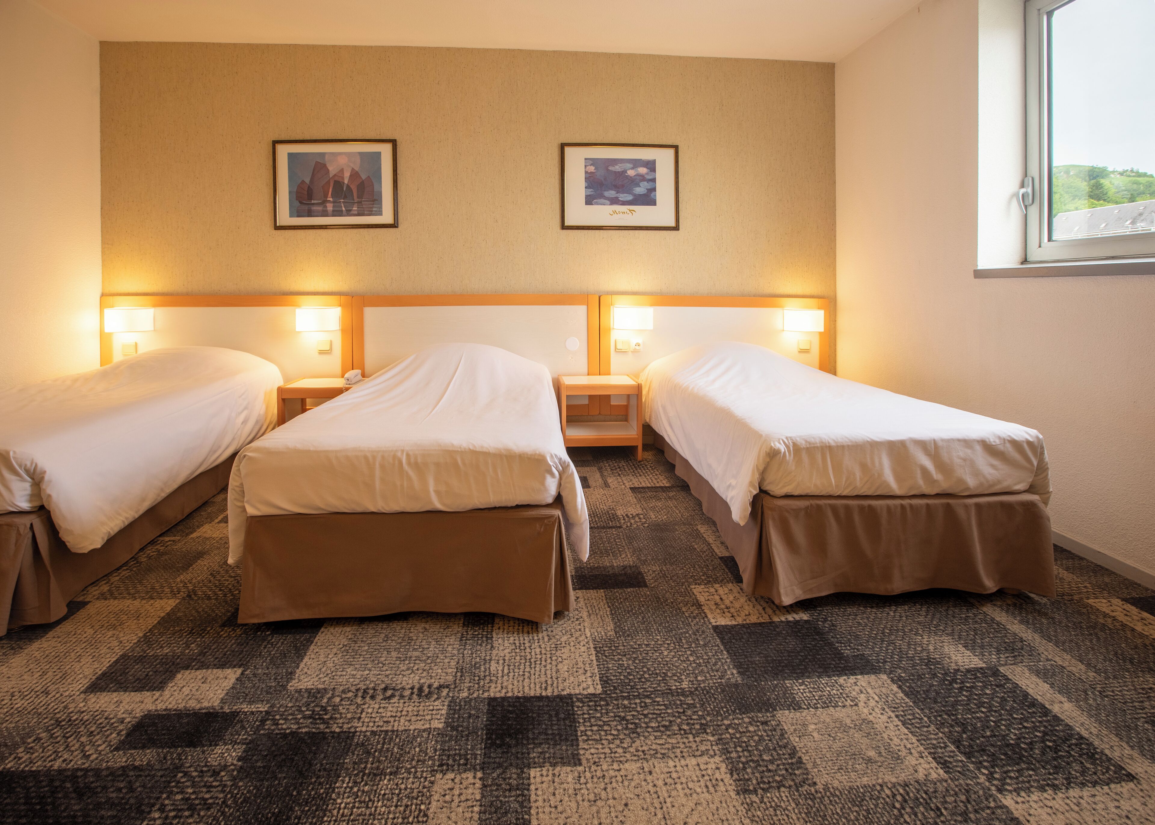 family triple room (2 adultes and 1 enfant) | in-room safe, desk, soundproofing, free wifi