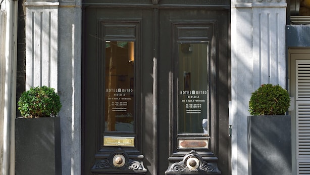 A historic building entrance with the sign "HOTEL RETRO BRUSSELS" above a double door. - Hotel Retro (Brussels)