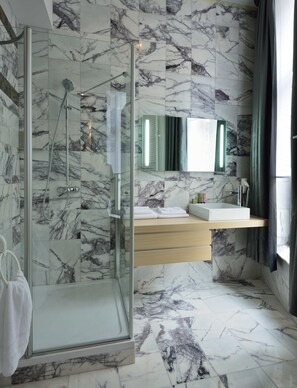 Deluxe Room | Bathroom | Shower, free toiletries, hair dryer, towels - Hotel Retro (Brussels)