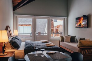 Studio | Living area | LCD TV - Ski Sur Apartments (San Carlos de Bariloche)
