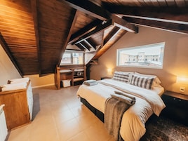 Caja de seguridad en la habitación y tabla de planchar con plancha