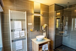 Shower, rainfall showerhead, free toiletries, hair dryer - Hôtel-Restaurant L’Auberge (Spa)