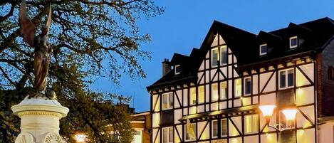 Fassade der Unterkunft – Abend/Nacht