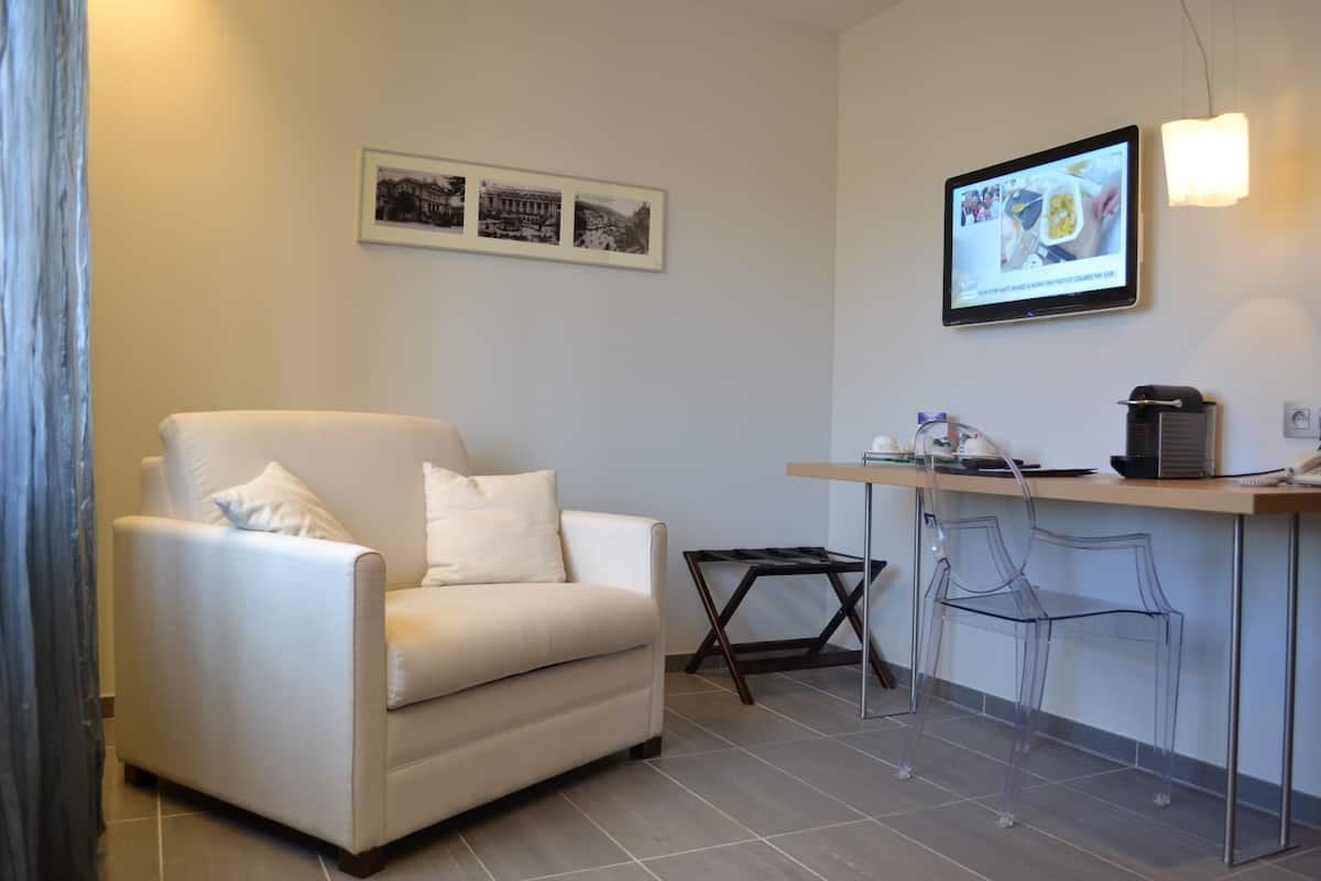 suite | living area | 32-inch lcd tv with cable channels, tv