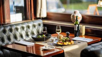 Aperto a colazione, pranzo e cena, cucina francese