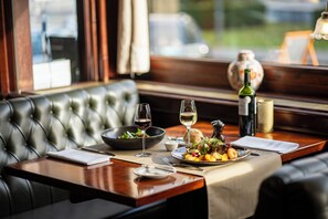 Breakfast, lunch, dinner served; French cuisine  - Hôtel-Restaurant L’Auberge (Spa)