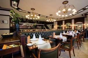 Café da manhã, almoço e jantar; culinária francesa 