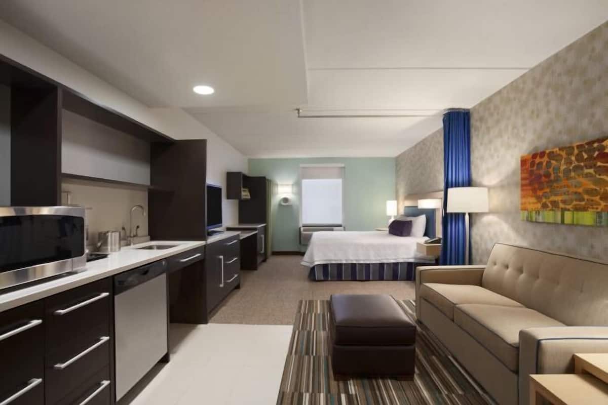 Ropa de cama hipoalergénica y caja de seguridad en la habitación