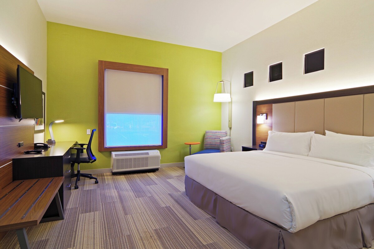 In-room safe, desk, laptop workspace, iron/ironing board