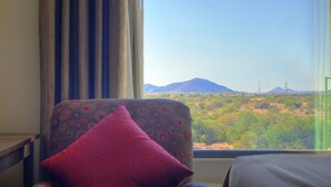 A room with a view of a mountainous landscape through a window. - Holiday Inn Express Hotel & Suites Phoenix North Scottsdale by IHG (Phoenix)