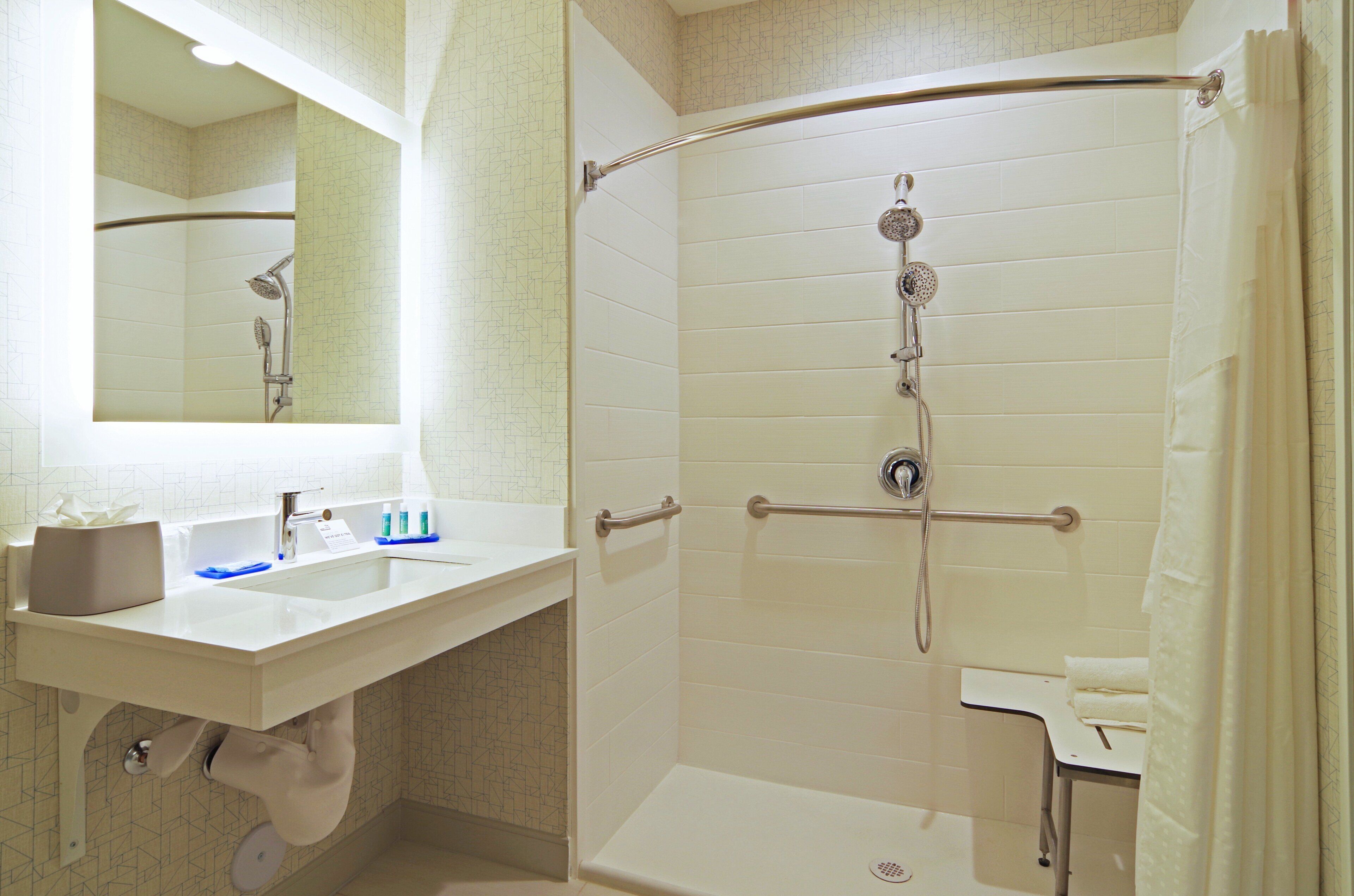 Combined shower/tub, free toiletries, hair dryer, towels