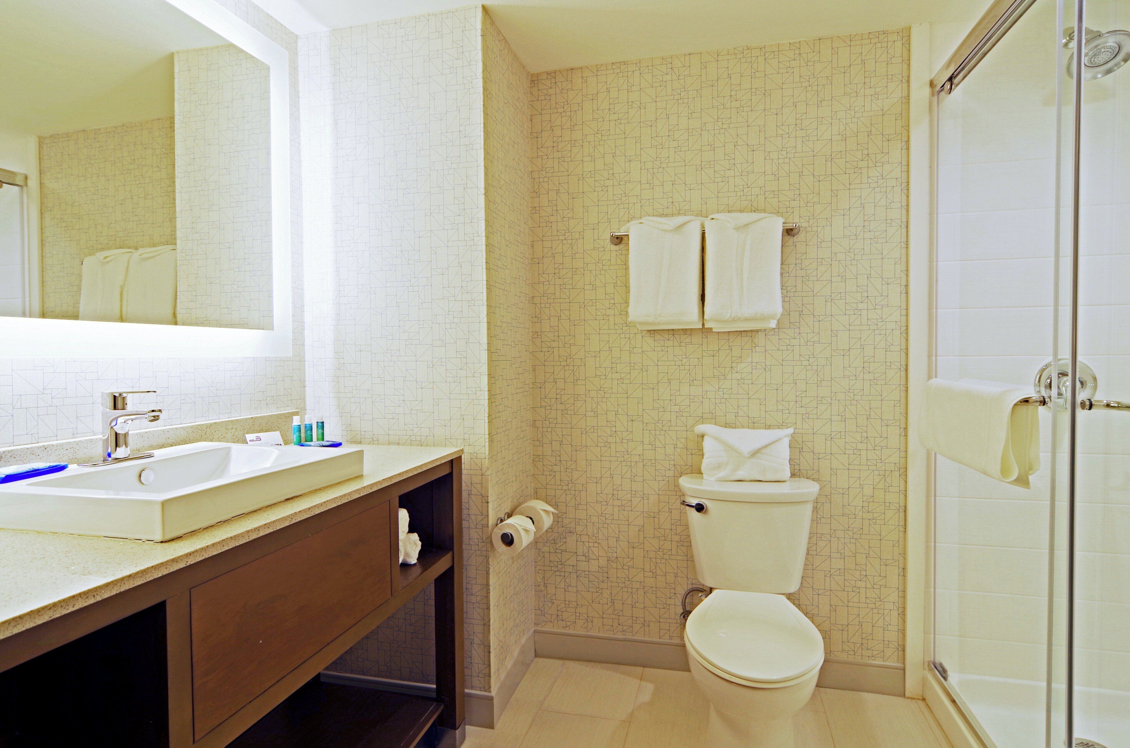 Combined shower/tub, free toiletries, hair dryer, towels