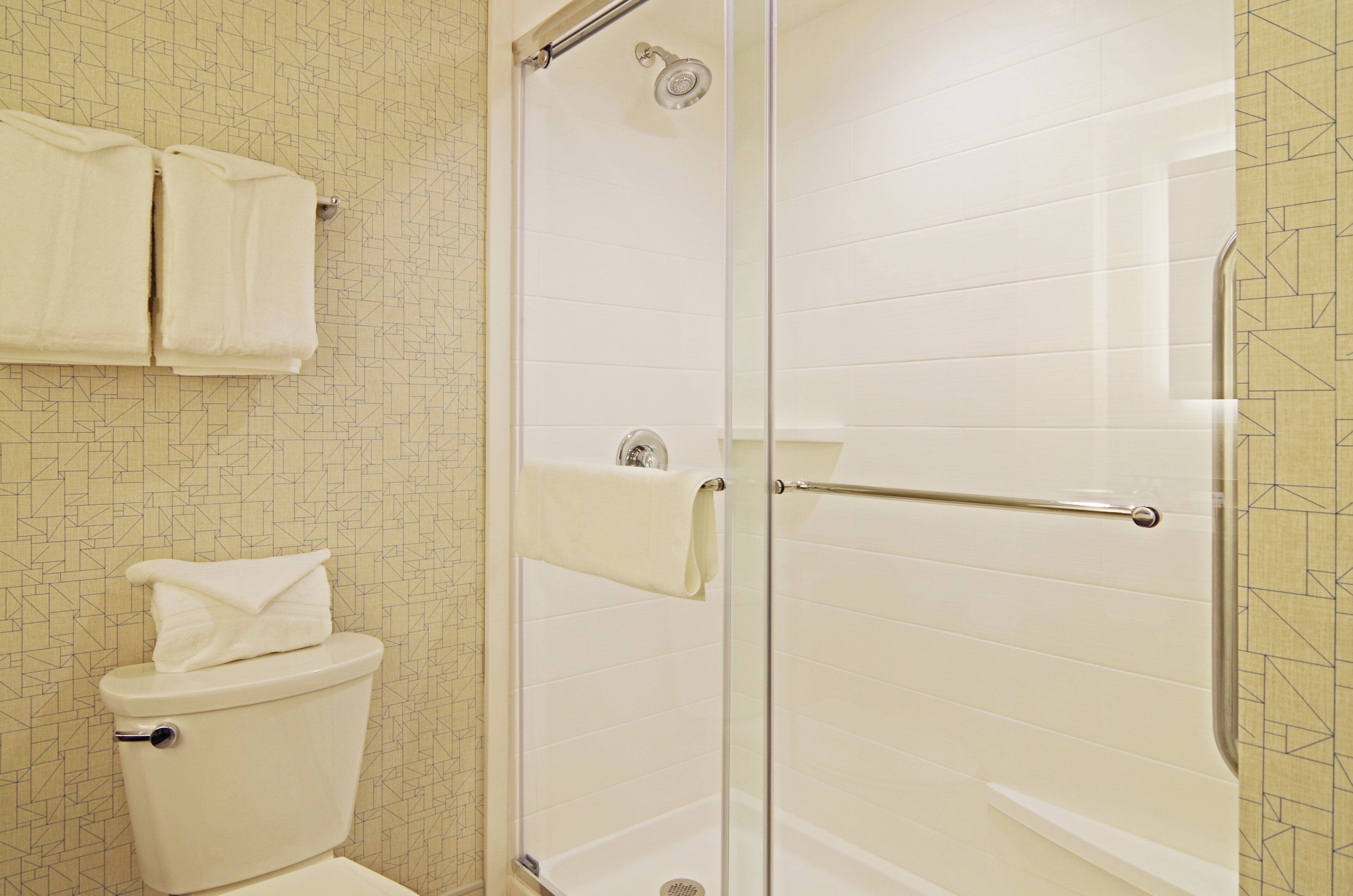 Ensemble baignoire-douche, articles de toilette (gratuits)