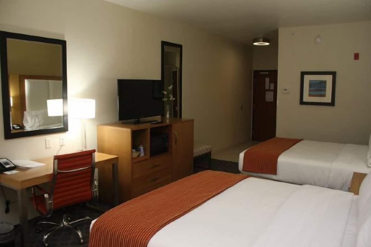 Hypo-allergenic bedding, in-room safe, individually furnished, desk