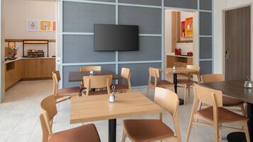 Café da manhã com buffet grátis todos os dias