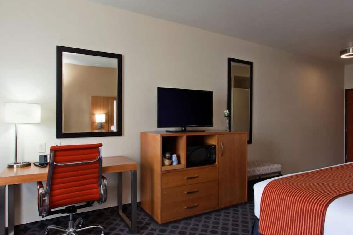 Hypo-allergenic bedding, in-room safe, individually furnished, desk