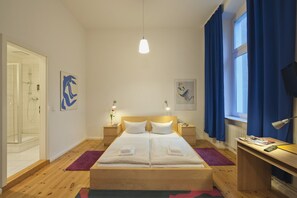 In-room safe, individually decorated, individually furnished, desk - Pension Peters (Berlin)