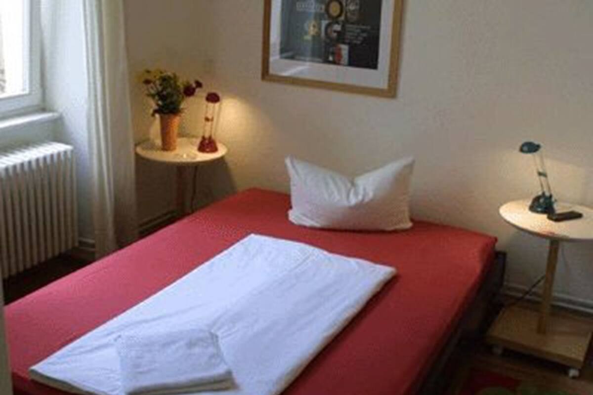 In-room safe, desk, soundproofing, cribs (free)