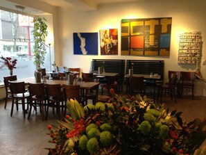 Café da manhã com buffet todos os dias (EUR 12 por pessoa) 