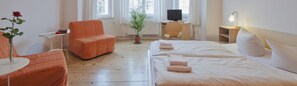 In-room safe, individually decorated, individually furnished, desk - Pension Peters (Berlin)
