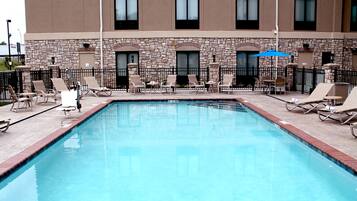 Sæsonbestemt udendørs pool, åben fra kl. 08.00 til kl. 22.00, liggestole